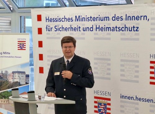 Martin Philipp, Landes-Kinder- und Jugendfeuerwehrwart, spricht bei der Einweihung des KJFAZ am Rednerpult