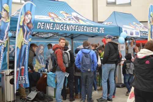 Dicht gedrängte Besucher vor den Ständen unter dem Banner „deinejugendfeuerwehr.de" beim Aktionstag