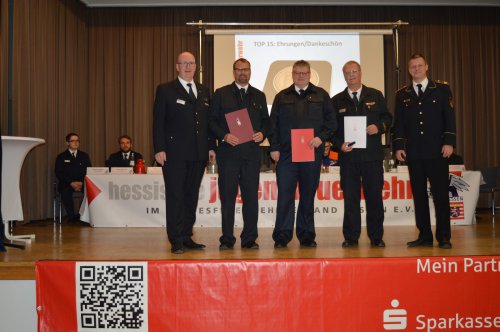 Ehrung von fünf Personen auf der Bühne mit Urkundenmappen unter dem Banner „TOP 15: Ehrungen/Dankeschön“