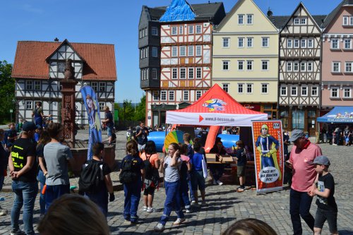 Belebter Marktplatz im Freilichtmuseum Hessenpark mit Fachwerkhäusern, Ständen und vielen Besuchern beim Aktionstag