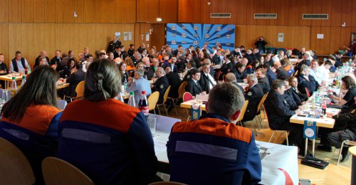 Voll besetzter Versammlungssaal mit Delegierten an langen Tischreihen während der Delegiertenversammlung