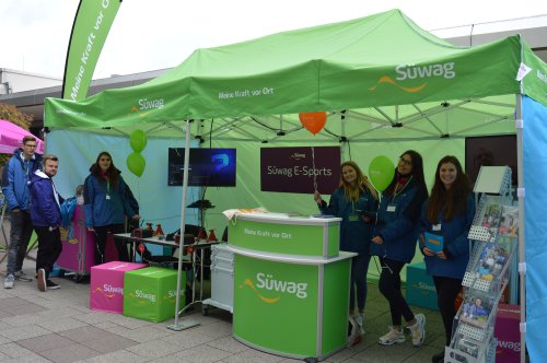 Grüner Aktionsstand des Sponsors Süwag mit mehreren Standbetreuern im Einkaufszentrum
