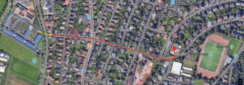 Luftbild mit rot markiertem Fußweg zwischen dem JFAZ und dem Bürgerhaus in Marburg-Cappel