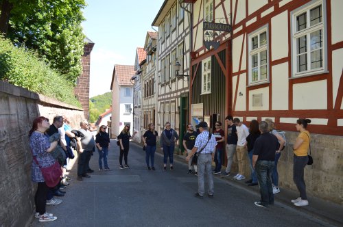 Gruppe bei einer Stadtführung in einer Gasse mit Fachwerkhäusern