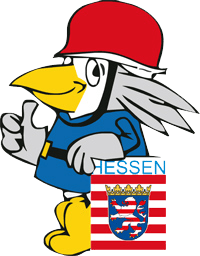 Comic-Maskottchen der Hessischen Jugendfeuerwehr als Feuerwehrvogel mit rotem Helm, der einen Daumen hoch zeigt und sich auf das Hessen-Wappen stützt