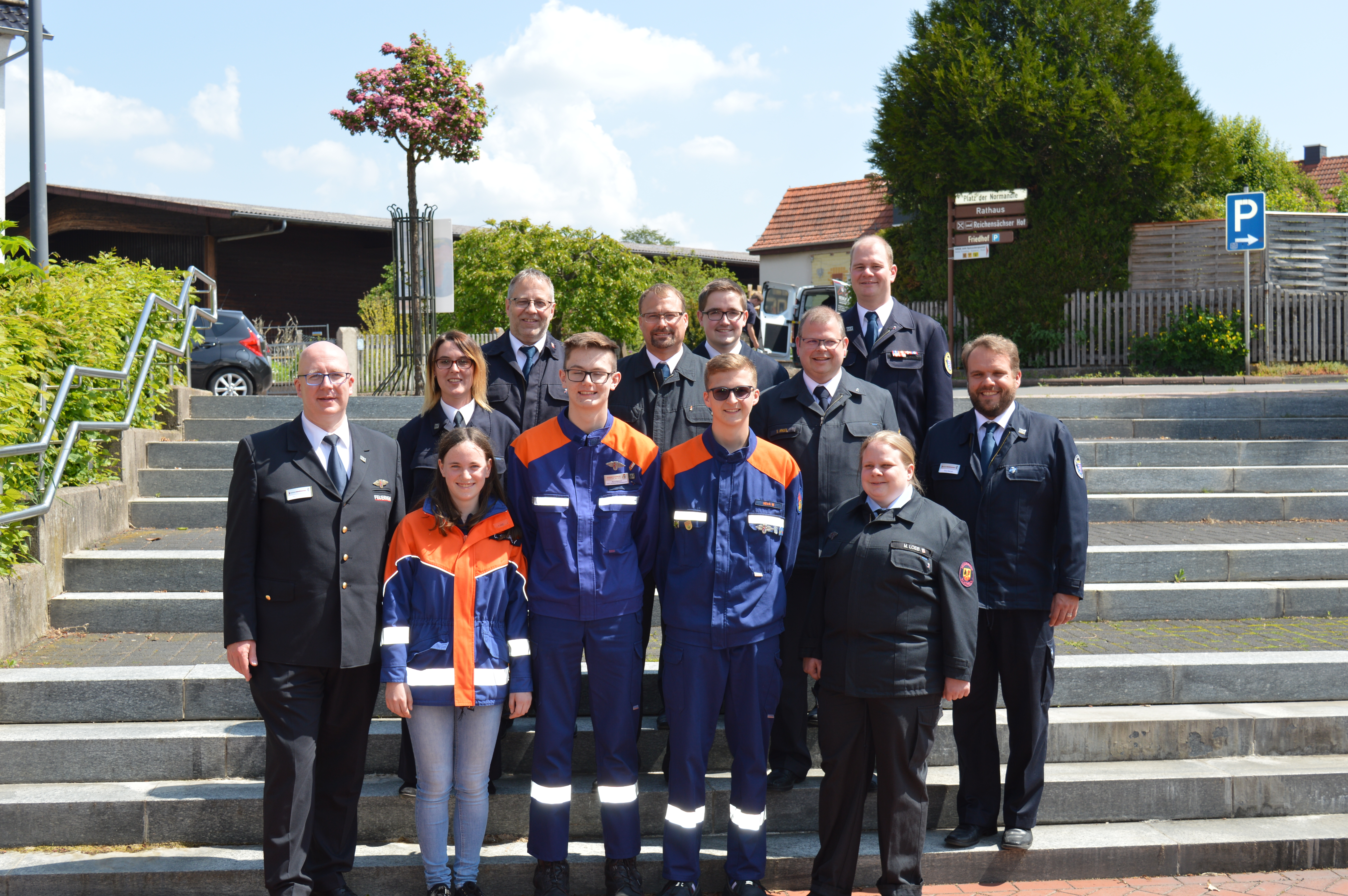 Gruppenbild der Teilnehmenden des Delegierten-Wochenendes in Feuerwehruniform auf einer Freitreppe vor einem Gebäude