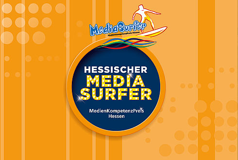 Logo „Hessischer MediaSurfer - MedienKompetenzPreis Hessen" mit Surfer-Symbol auf orangefarbenem Hintergrund