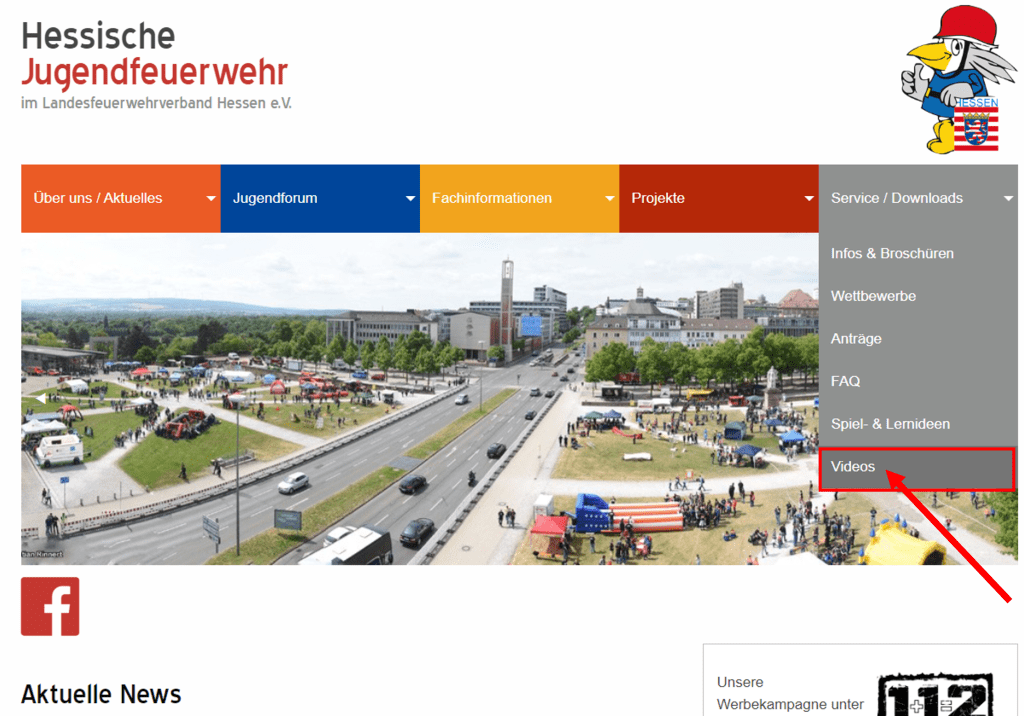 Screenshot der Website der Hessischen Jugendfeuerwehr mit dem neuen Menüpunkt „Videos" im Bereich Service/Downloads, der mit einem roten Pfeil hervorgehoben ist