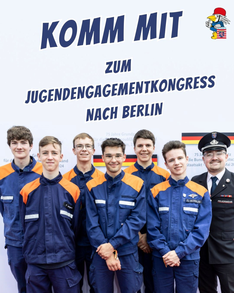 Gruppe Jugendlicher in Feuerwehruniform mit einem uniformierten Betreuer unter dem Schriftzug ‚Komm mit zum Jugendengagementkongress nach Berlin'.