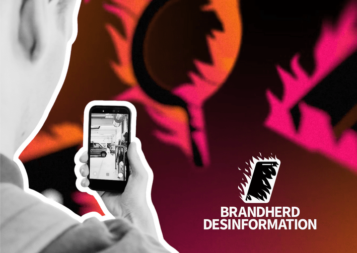 Junger Mensch hält ein Smartphone hoch, dahinter eine flammenartige Grafik mit dem Schriftzug „Brandherd Desinformation"